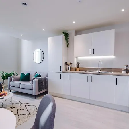 Business 1-bedroom Flat With 2 Beds & Sofa Bed By Purestay Лідс