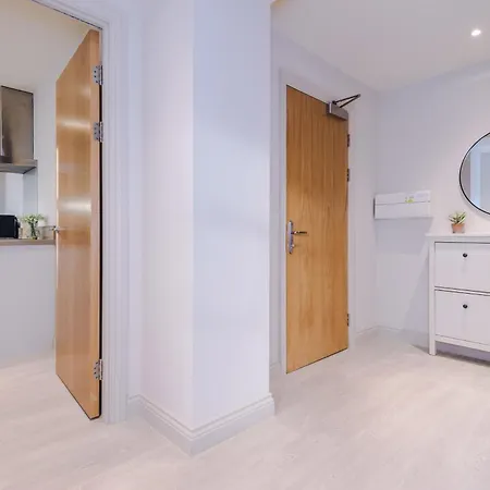 Business 1-bedroom Flat With 2 Beds & Sofa Bed By Purestay * Лідс